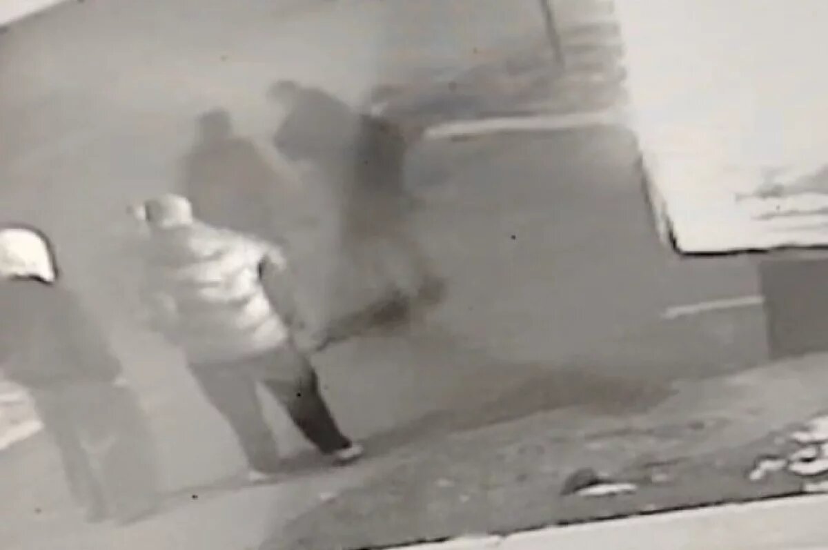    В Комсомольске мужчина тренировался бить людей после удара по рекламе