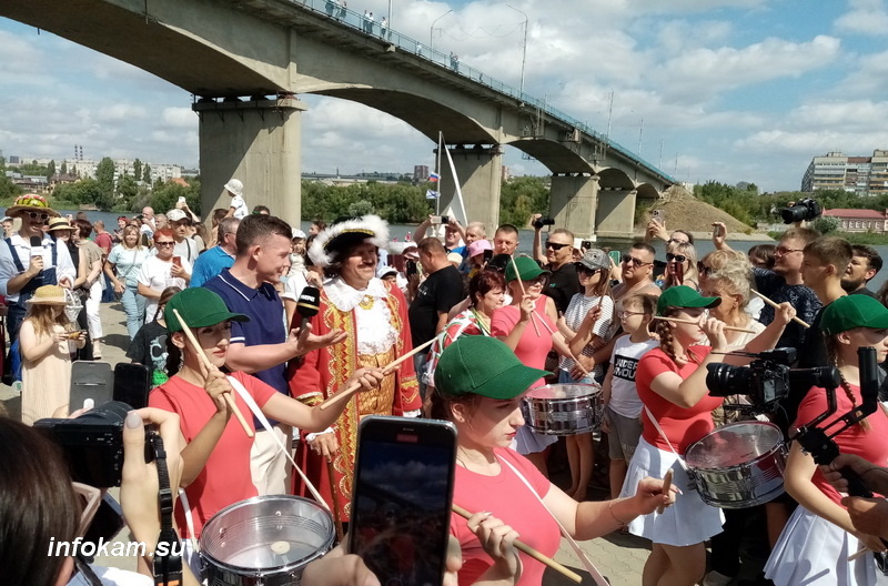    Петр Первый следует по берегу и даёт интервью МАТЧ ТВ