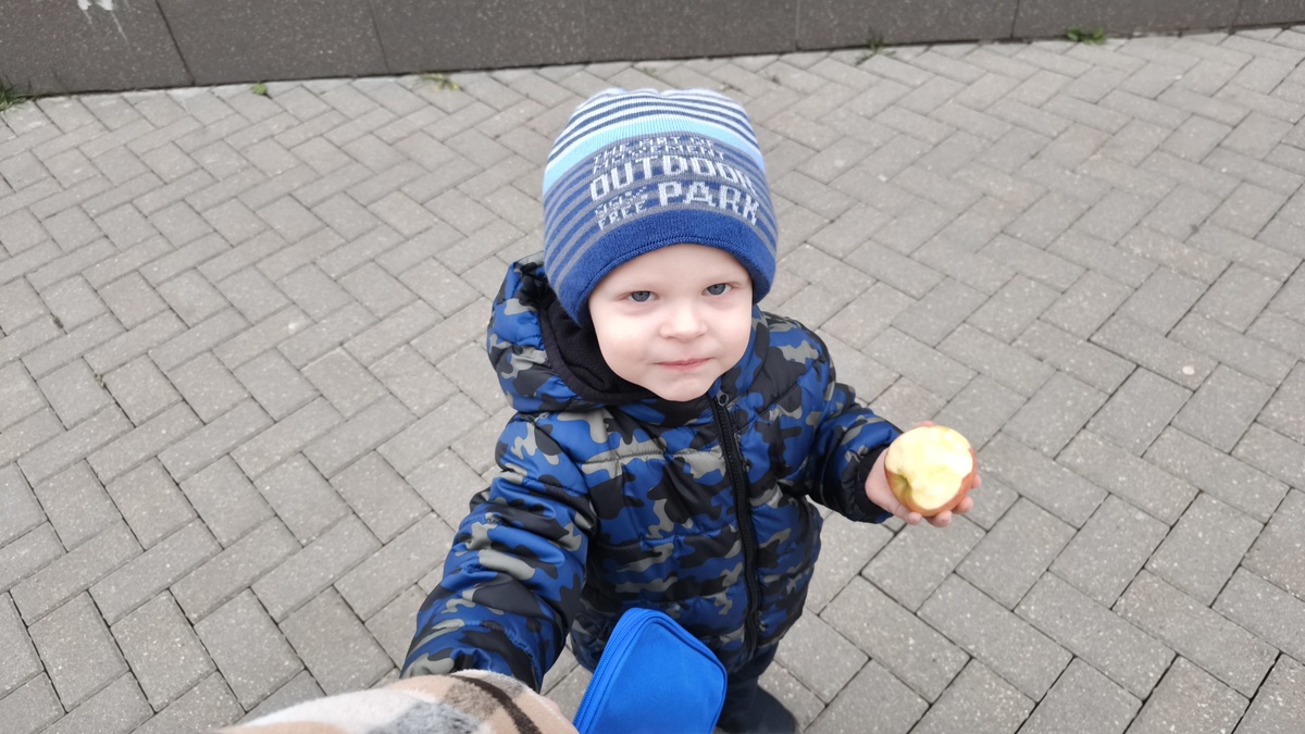 Женя выклянчил у врача яблоко