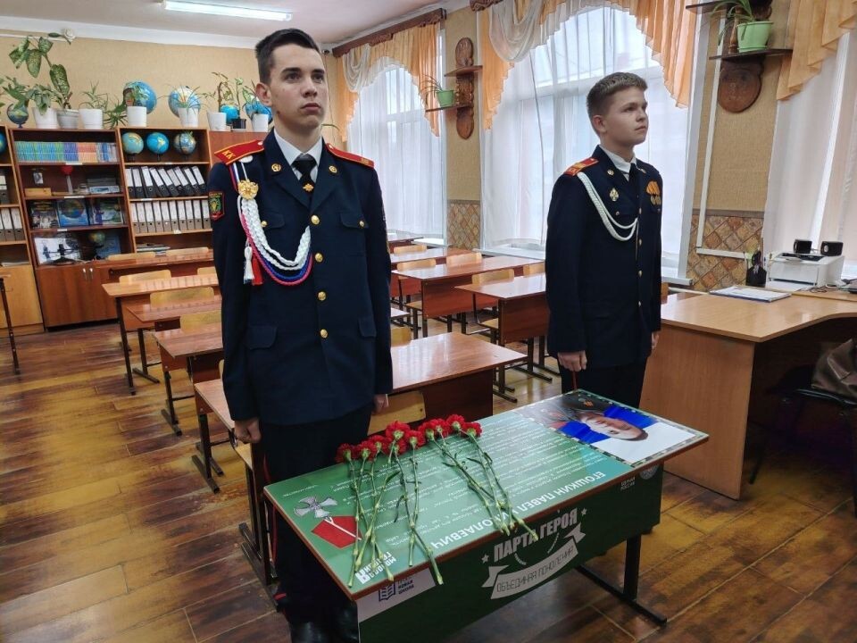    Открытие "Парты Героя" в кадетской школе №4 Горно-Алтайска. Источник: Пресс-служба "Единой России"