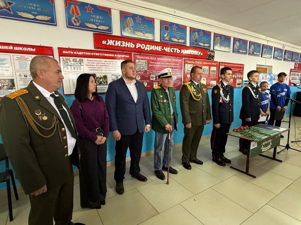    Открытие "Парты Героя" в кадетской школе №4 Горно-Алтайска. Источник: Пресс-служба "Единой России"