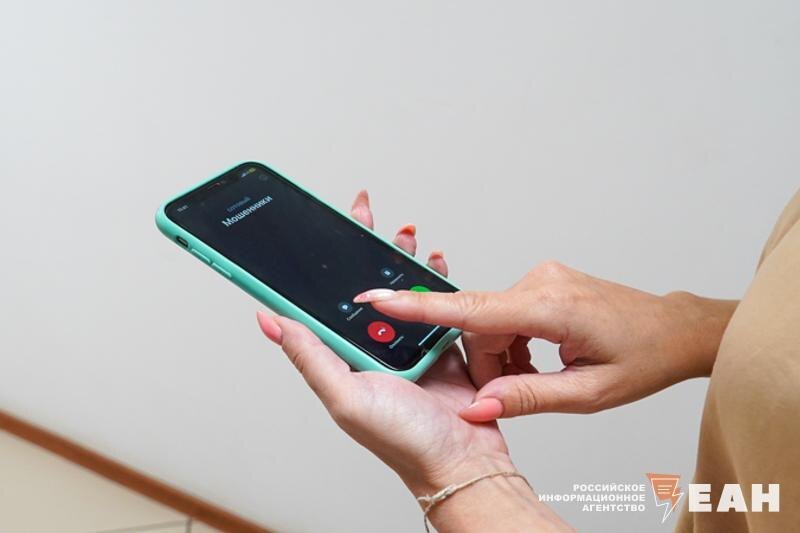    Фото: ЕАН / Мобильный телефон с надписью «Мошенники» на экране