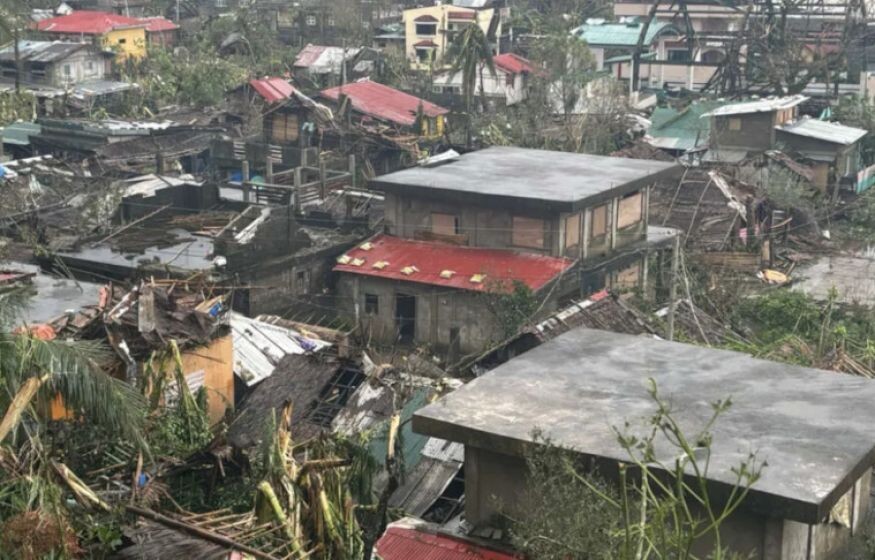    Супертайфун на Филиппинах, а русские туристы спрашивают: «А аттракционы работают?»