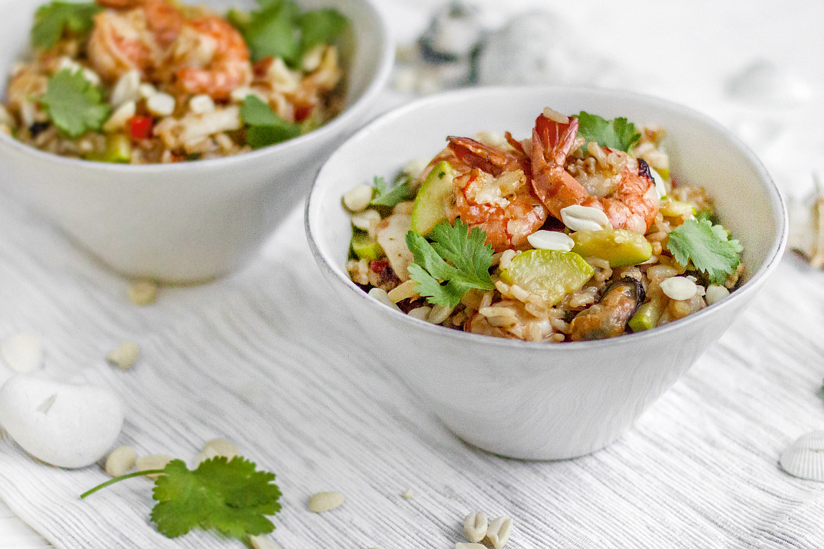 Рис Тотоми стир-фрай с морепродуктами, арахисом и болгарским перцем