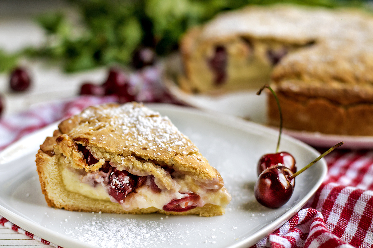 Домашний пирог с черешней и заварным кремом