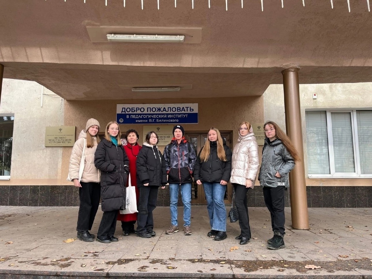 Вчерашние выпускники Школы юного журналиста после завершения занятий на кафедре журналистики ПГУ (третья слева) - завкафедрой, руководитель ШЮЖ Татьяна Владимировна Стрыгина 