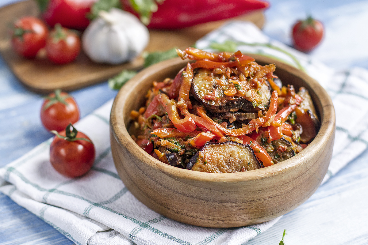 Аджапсандали — грузинское овощное рагу с индейкой и хмели-сунели