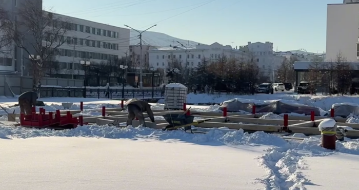 Не исключено, что к новому году площадь Магаданская украсят ещё и цветущие клумбы / скриншот кадра видео из телеграм-канала Лариса Поликанова