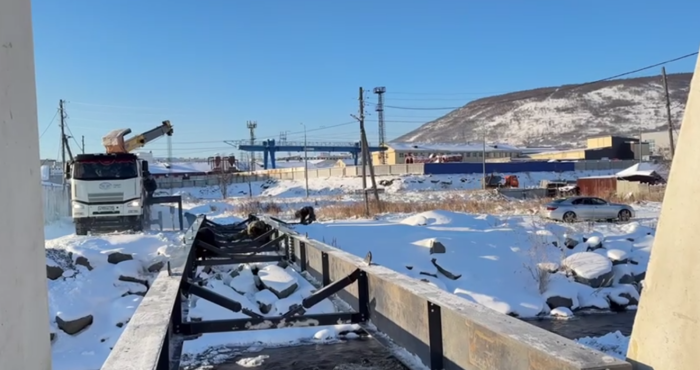 Интересно, что в собственном приусадебном хозяйстве никто не будет зимой заниматься строительством, а уж тем более благоустройством / скриншот кадра видео из телеграм-канала Лариса Поликанова