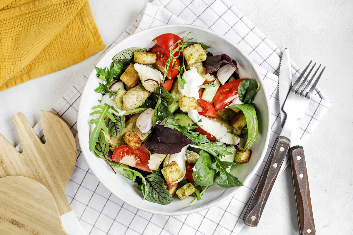 Тёплый салат с цыплёнком, сухариками Песто, миксом зелени и сезонными овощами