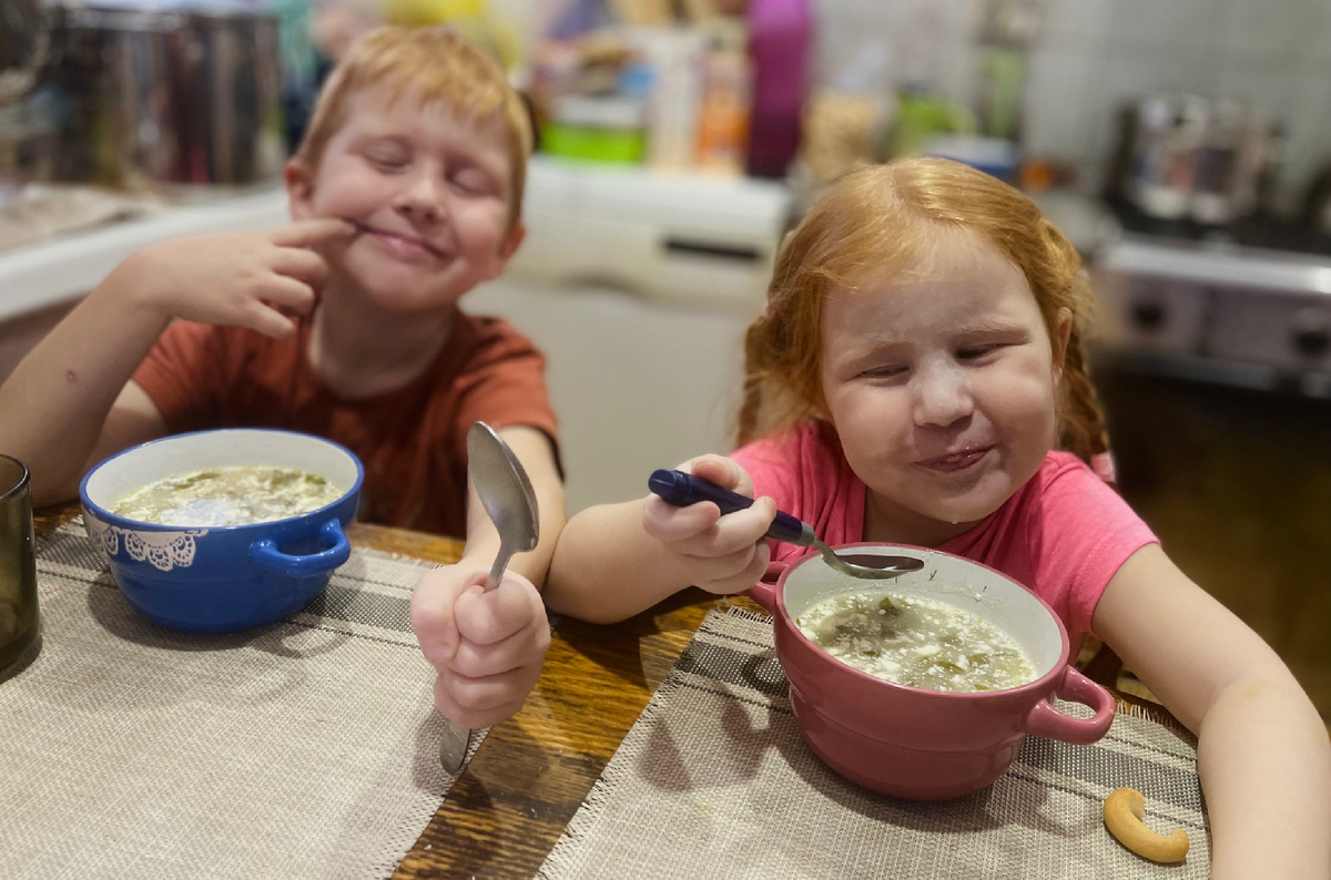 Рыжики трапезничают