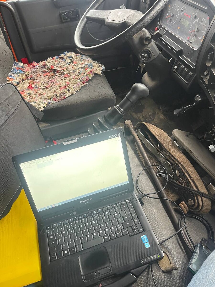 Процесс работы — ноутбук в кабине, диагностика ЭБУ с последующей прошивкой