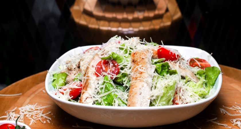    Салат с курицей, ананасом и сыром: свежая версия любимого рецепта