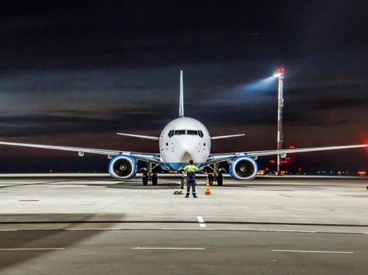    Авиалайнер Boeing 737-800NG авиакомпании "Победа" на стоянке летного поля аэропорта Платов //Фото: Михаил Кругликов
