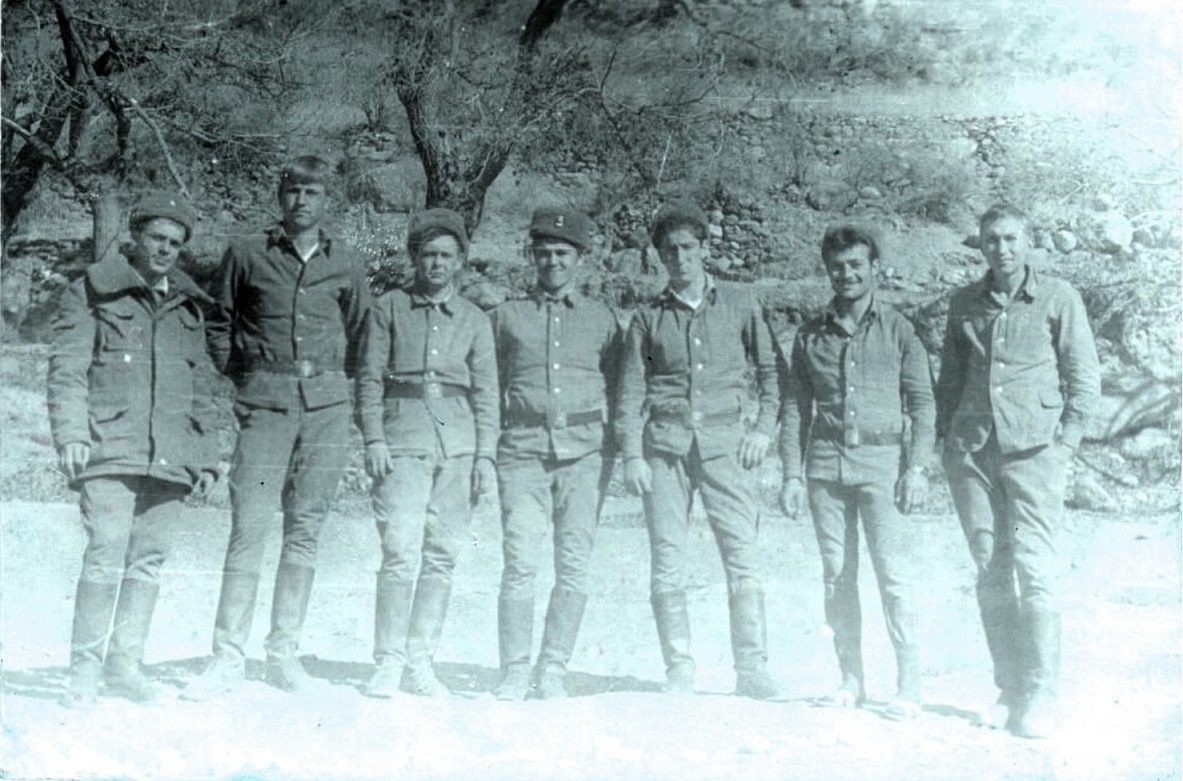 Руха, Панджшер, боевое охранение Третьего горнострелкового батальона. Первым на правом фланге стоит Виталя Теценко, затем Ваня Грек, Коля Давлатов, Бахтиёр Сафаров, Рамзан Курбанов, Ахмед Сулейманов, Кошель Олег.