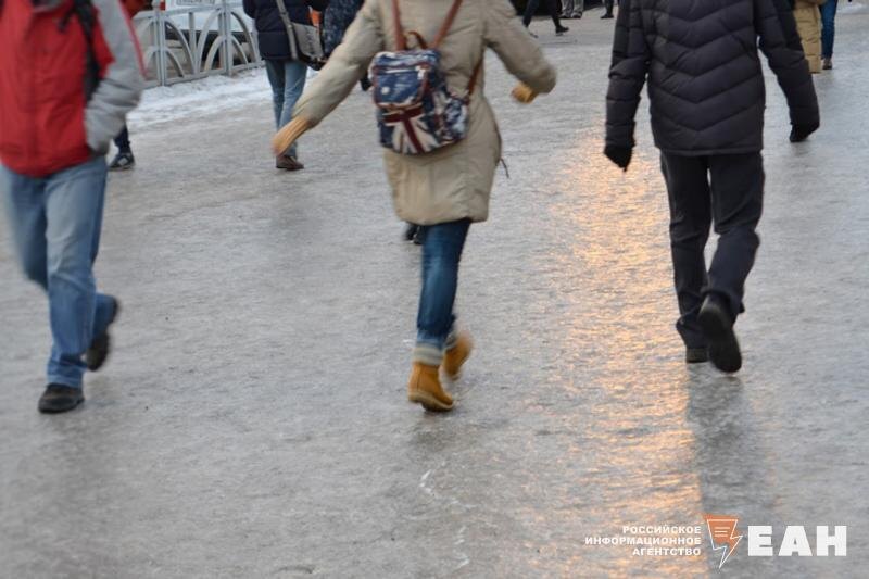    ЕАН. Люди идут по скользкой дороге