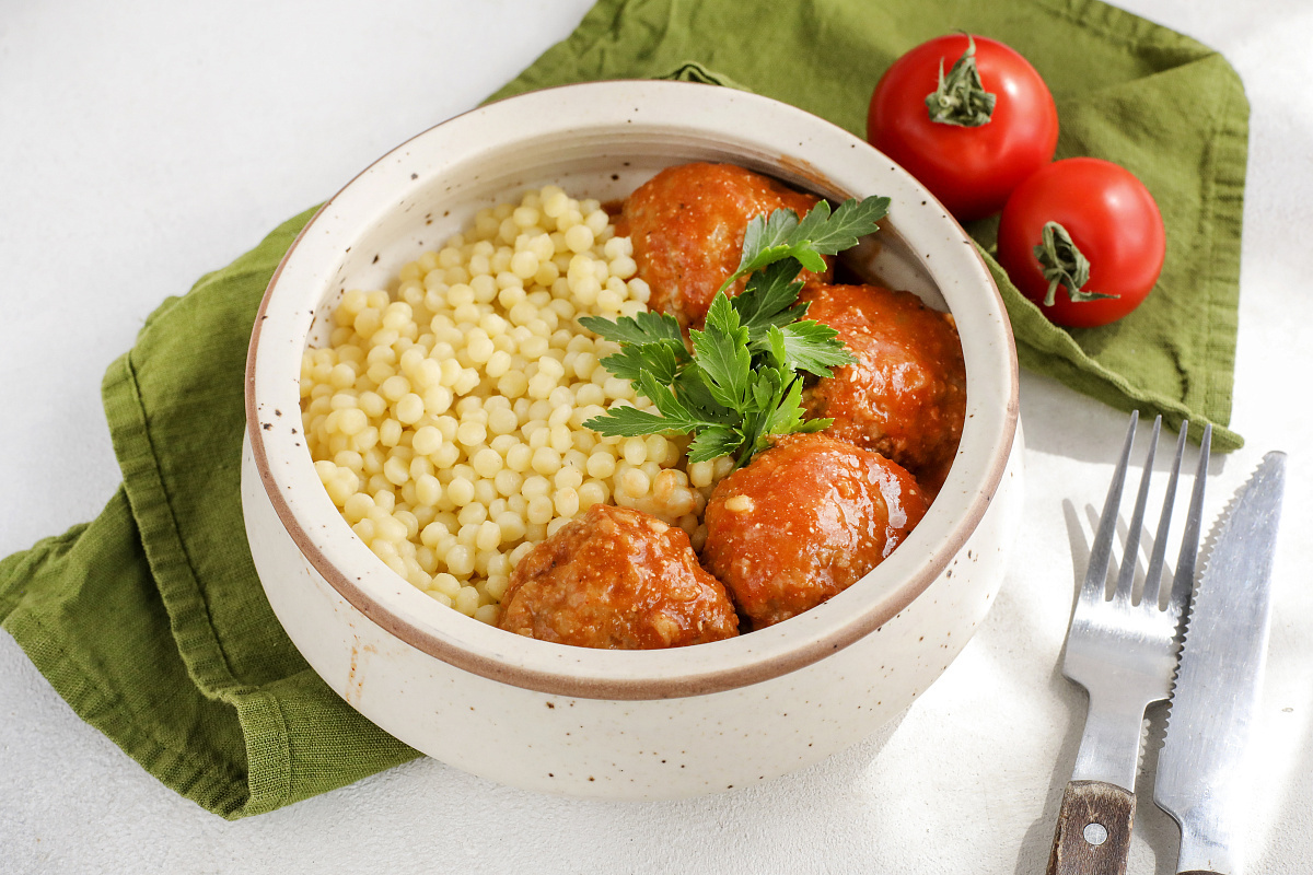 Домашние ёжики в томатно-сметанном соусе с булгуром и птитимом