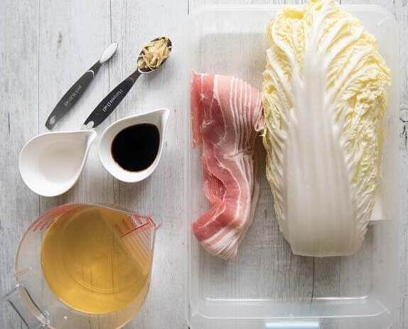 Бульон, соевый соус, имбирь, капуста, бекон сырой. 