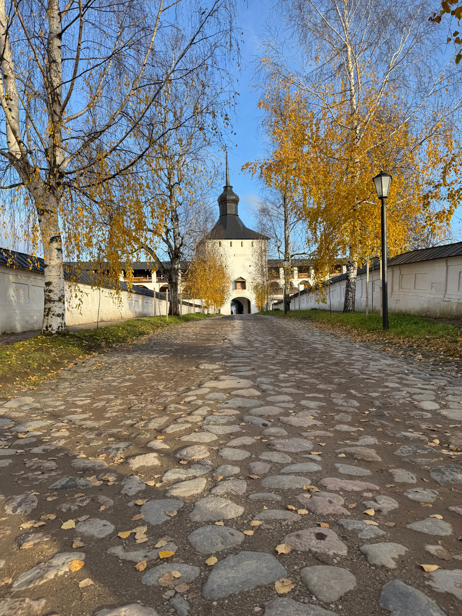 Территория Кирилло-Белозерского монастыря, основан в 15 веке, г. Кириллов, Вологодская область. Фото автора, ноябрь 2025 г.
