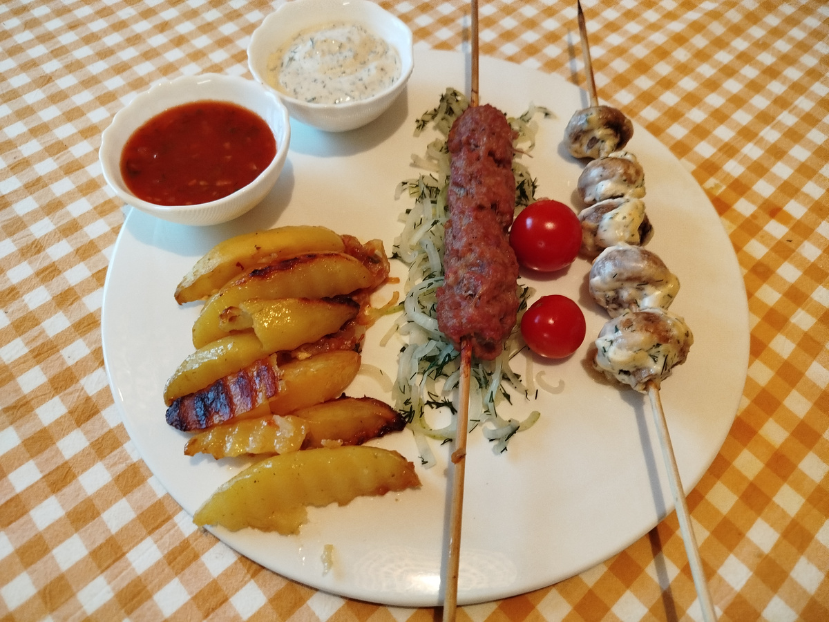 Люля-кебаб, шашлычок из грибов и хрустящая, запеченая картошечка.