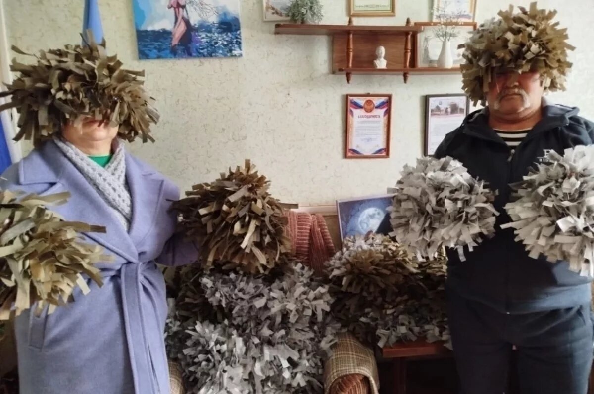    Активистка освоила изготовление маскировочных нашлемников