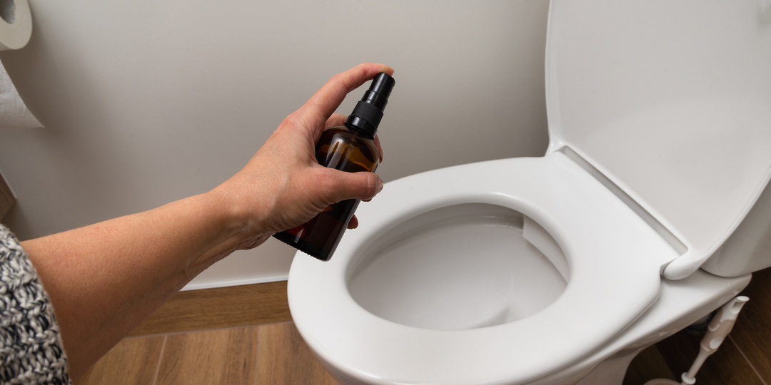 Неприятный запах в туалете исчезает за секунды: старый трюк сантехника, который работает лучше любого освежителя