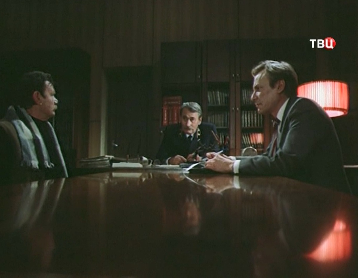 В этой сцене Михаил Пуговкин сильно переигрывает своих коллег