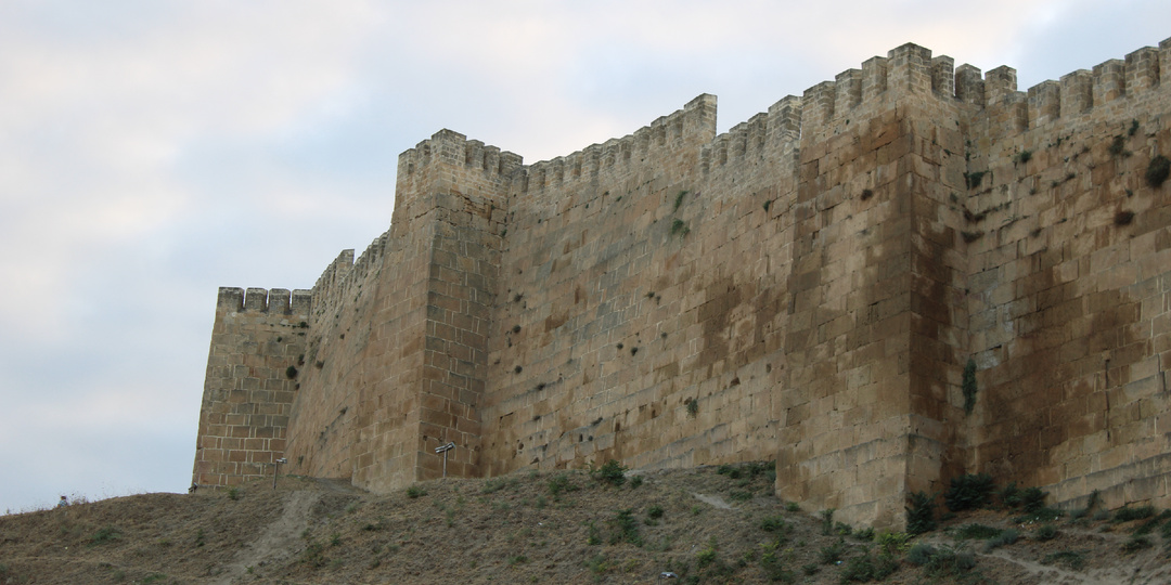 Что скрывается за стенами Нарын-Калы: дворец, бани, тюрьма и вид на тысячу лет истории