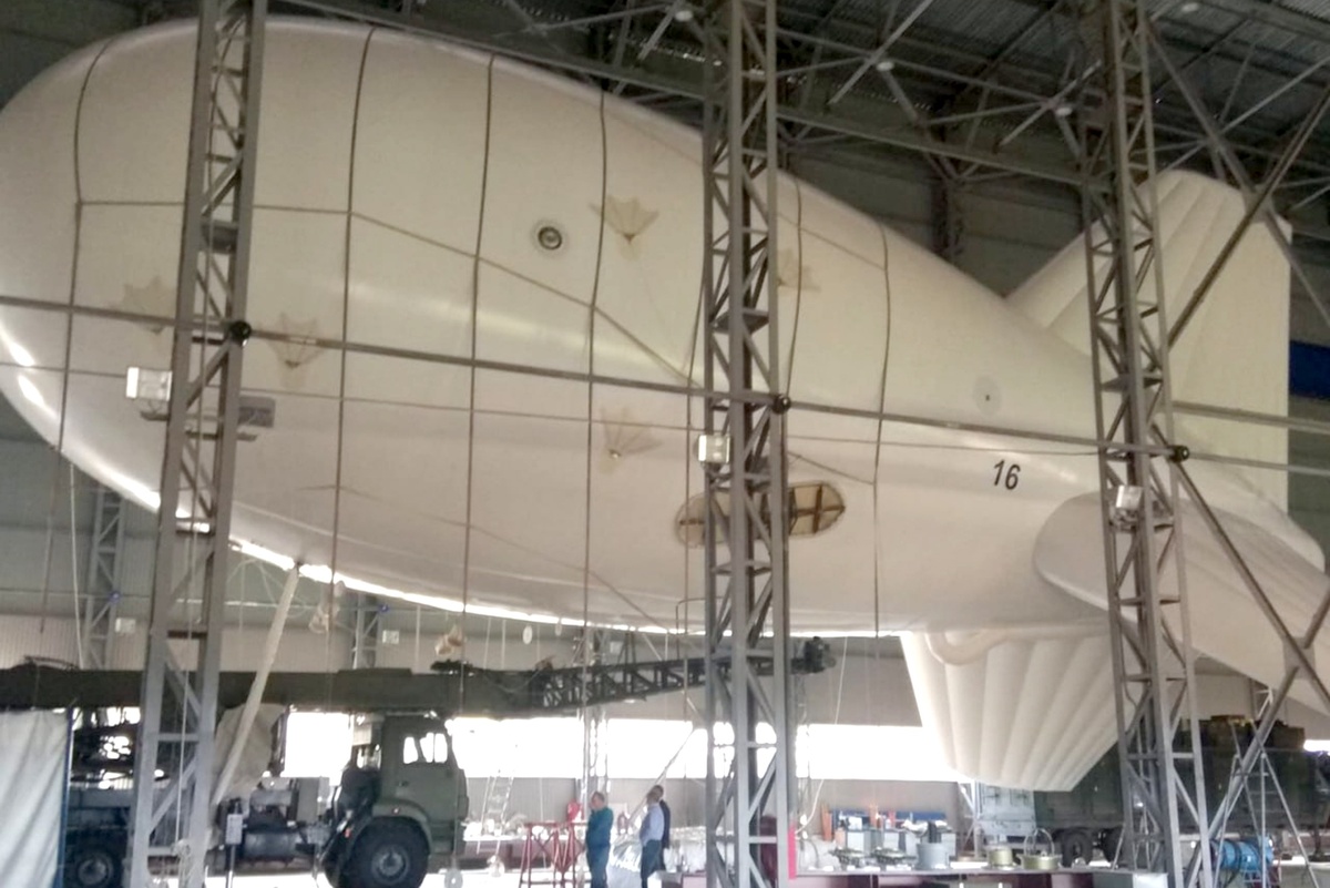    Привязной аэростат "Гепард" (1200 куб. м) в дирижабельном ангаре./Из личного архива