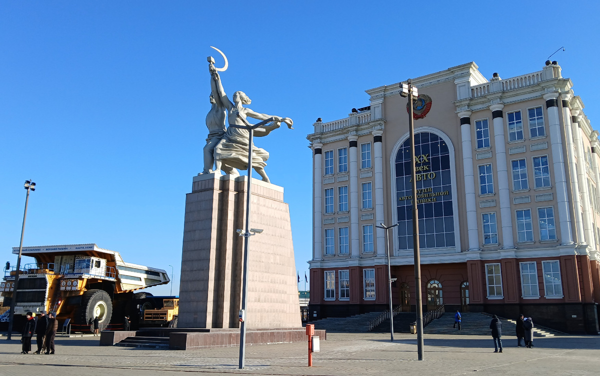 Вход в музей автомобильной техники.