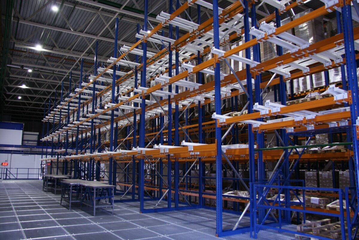 Реализованные Push-back стеллажи на складе