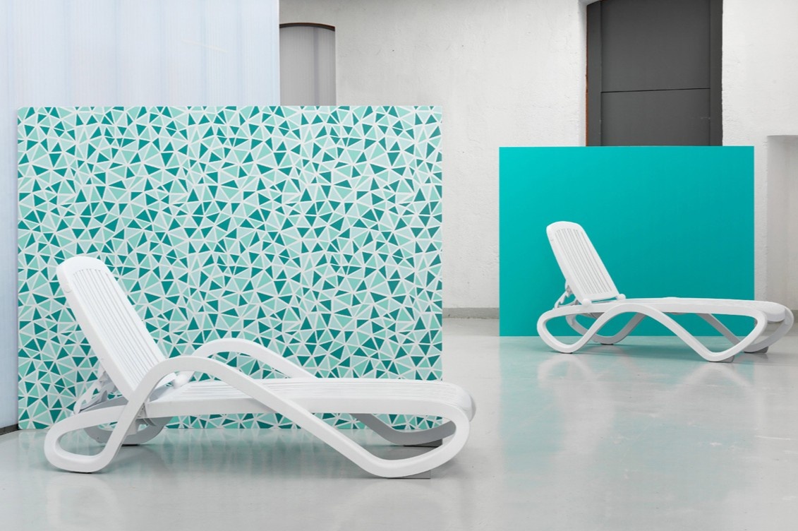 Влагостойкая мебель для бассейнов: шезлонги.