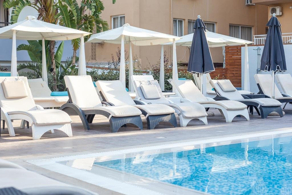 Эргономичные аксессуары улучшают качество отдыха у бассейна.