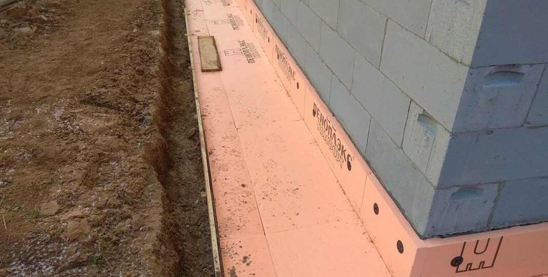 Нужно ли утеплять фундамент и отмостку? Ошибка, которая может стоить целого дома