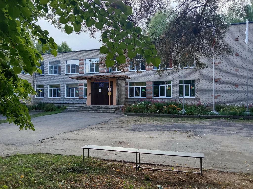 На фото Берновская средняя школа в Тверской области