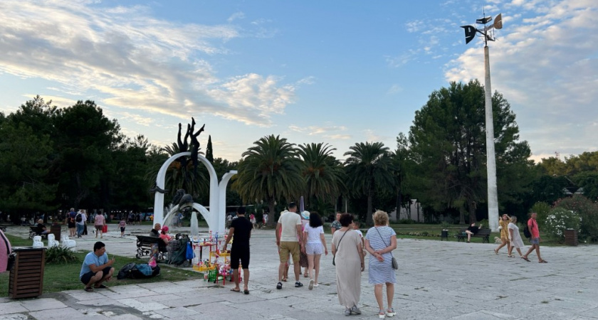    Почему в Абхазии требуют от русских соблюдать дресс-код, которому не следуют сами - об этом вслух не говорят