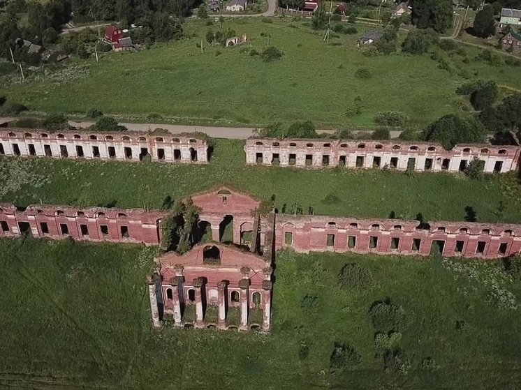     Казармы известны также тем, что в 1838 году здесь служил русский поэт и прозаик Михаил Лермонтов. Фото Управления Росреестра по Новгородской области