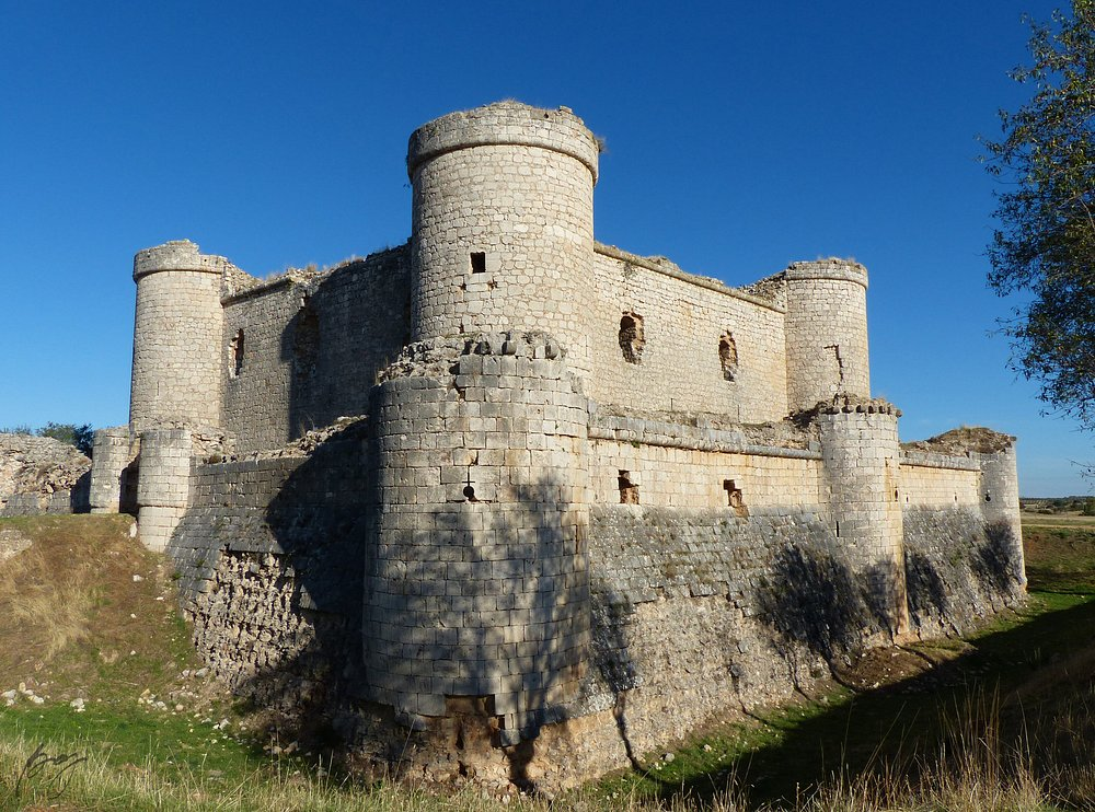 Замок Пиос https://www.tripadvisor.ru/Attraction_Review-g1437570-d1453699-Reviews-Castillo_de_Pioz-Pioz_Province_of_Guadalajara_Castile_La_Mancha.html
