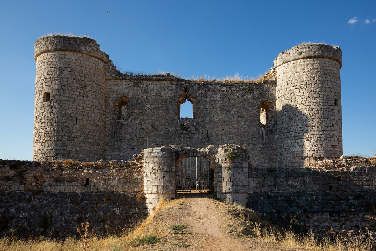 Замок Пиос https://cultura.castillalamancha.es/patrimonio/catalogo-patrimonio-cultural/castillo-de-pioz