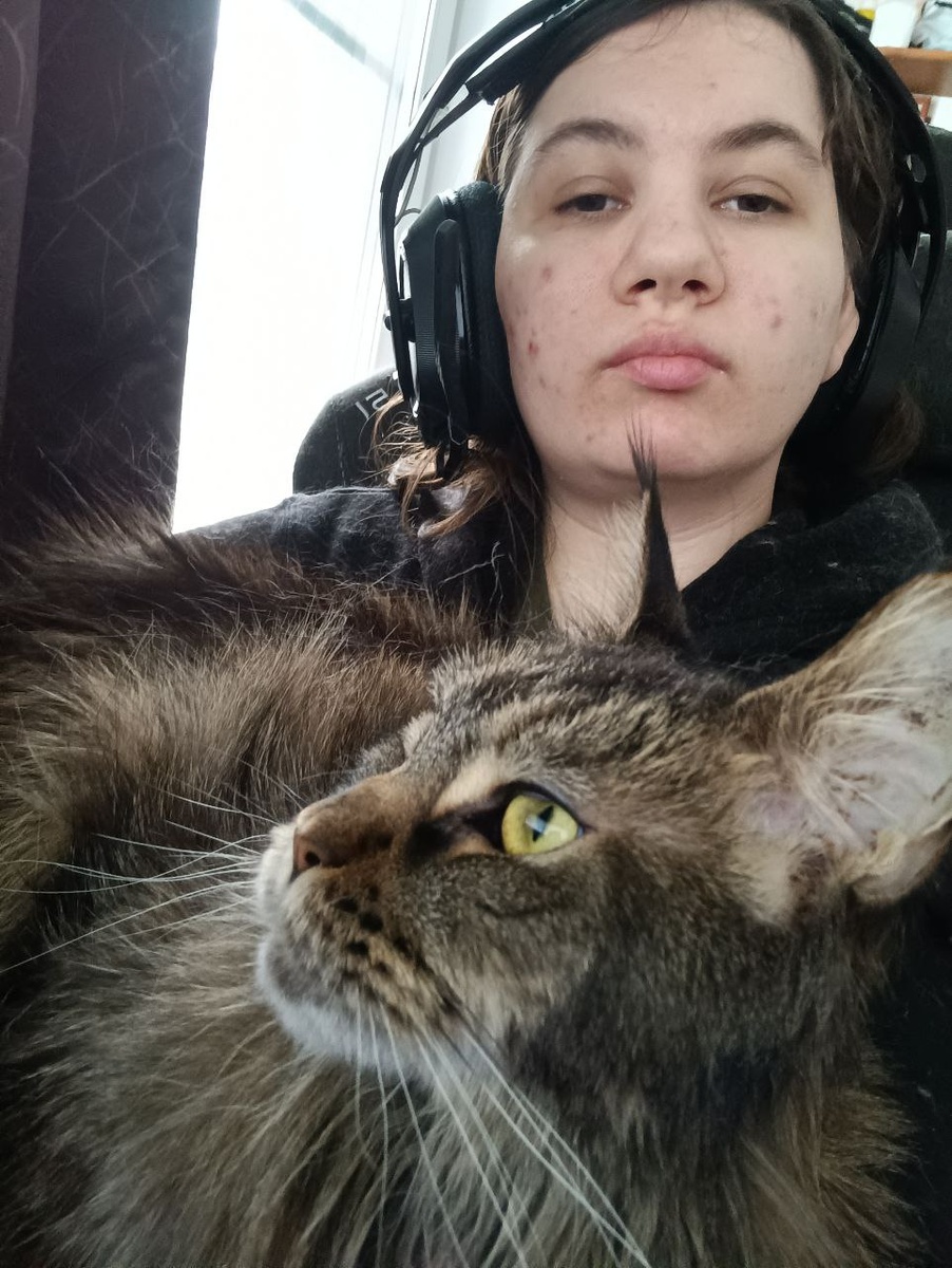 Вот тут у неё на морде почти пятна от того, что мало спит!