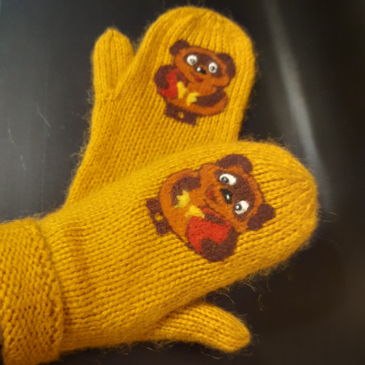 Варежки с рисунком из шерсти