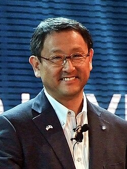 Akio Toyoda Акио Тоёда[англ.] — председатель Toyota Motor Corporation, фото 2011 (запрещён въезд в Россию с июля 2024 года[5]).