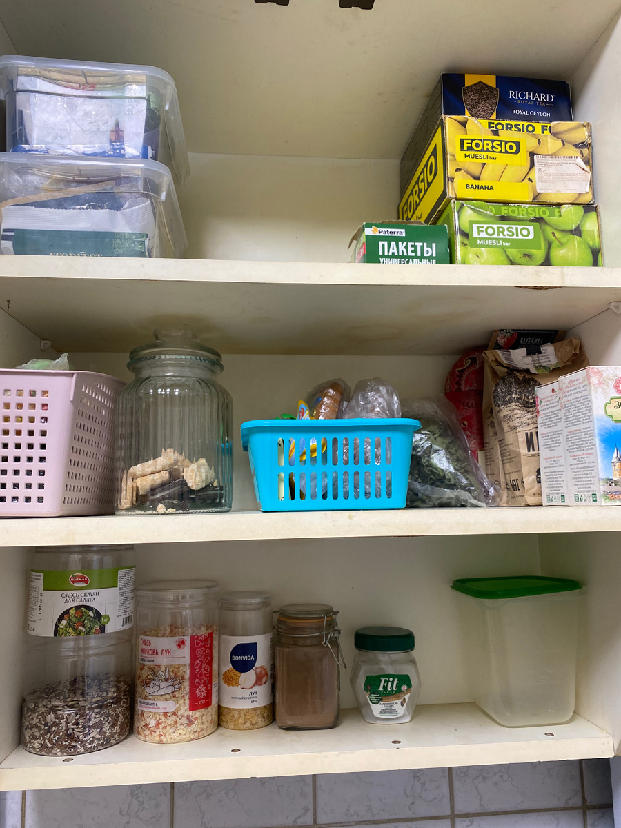 На нижней полки пустая банка для корма кота😂