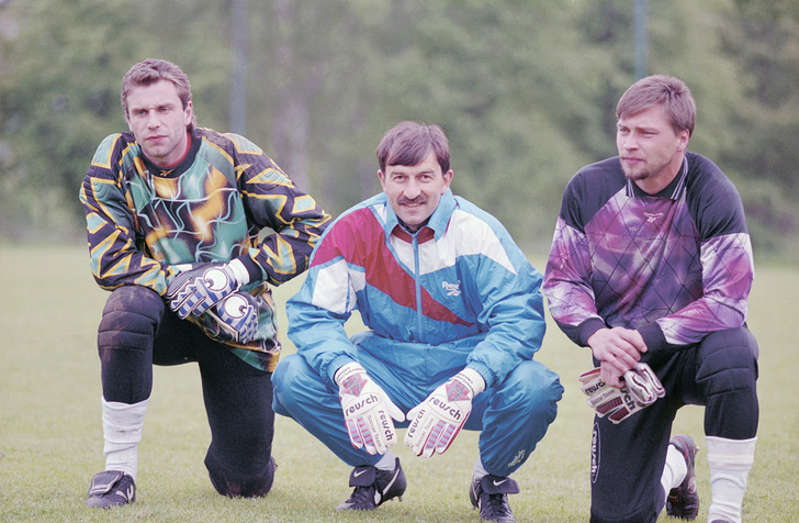    На тренировке сборной России с вратарями Дмитрием Хариным и Станиславом Черчесовым, 1996 год   
Игорь Уткин/ТАСС