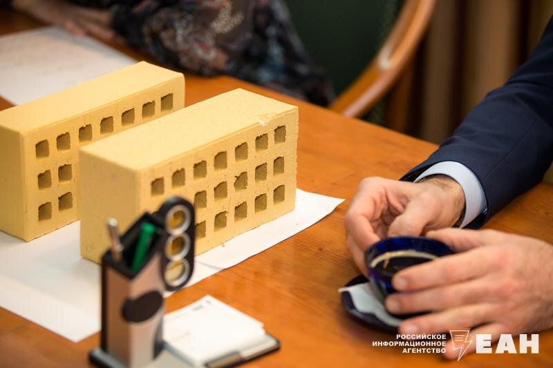    Строительные кирпичи на столе