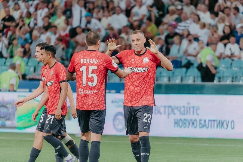     Стефан Лончар и Артем Дзюба праздную мяч в ворота сочинцев. Фото: Злата Машницкая/ФК «Акрон»