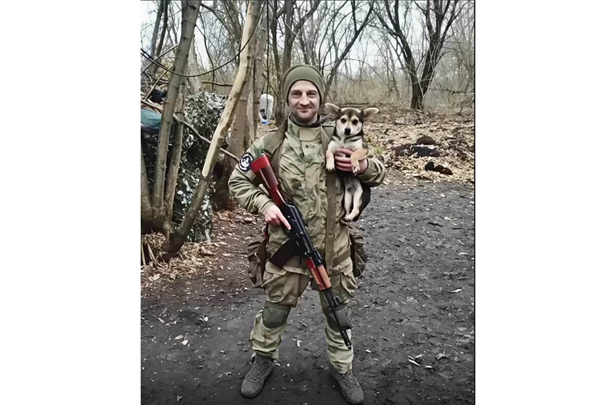 Сергей Гервас с Мишкой. Маленький пес из деревни прибился к нашим бойцам и жил с ними в посадках.