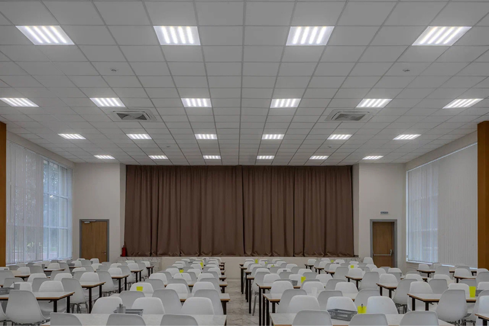 Освещение актового зала школы