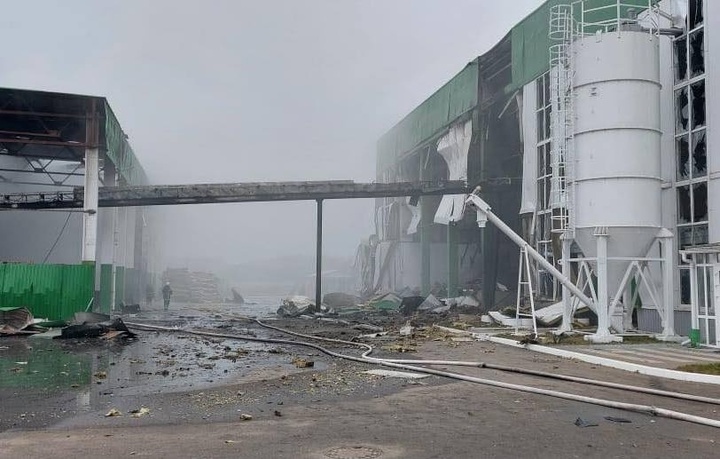 Во, КАКое " биотопливо" валяется... Кто -то, видно, в туалете, " прятался")))