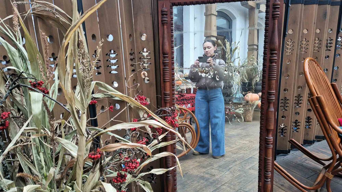 Фотозона на входе в ресторан "Закрома"  меняется в зависимости от сезона. Листайте галерею, чтобы увидеть ещё фото